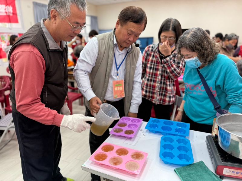 嘉大森林系何坤益教授帶領好美里居民製作手工皂