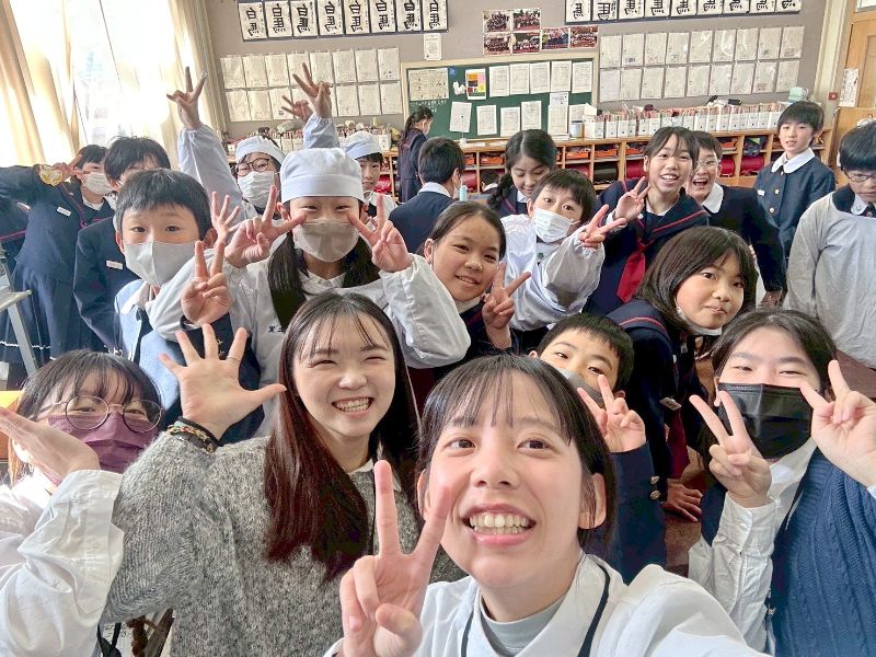 圖：嘉大學生團隊與坂出小學學生課後合影。（照片由黃國鴻教授提供）