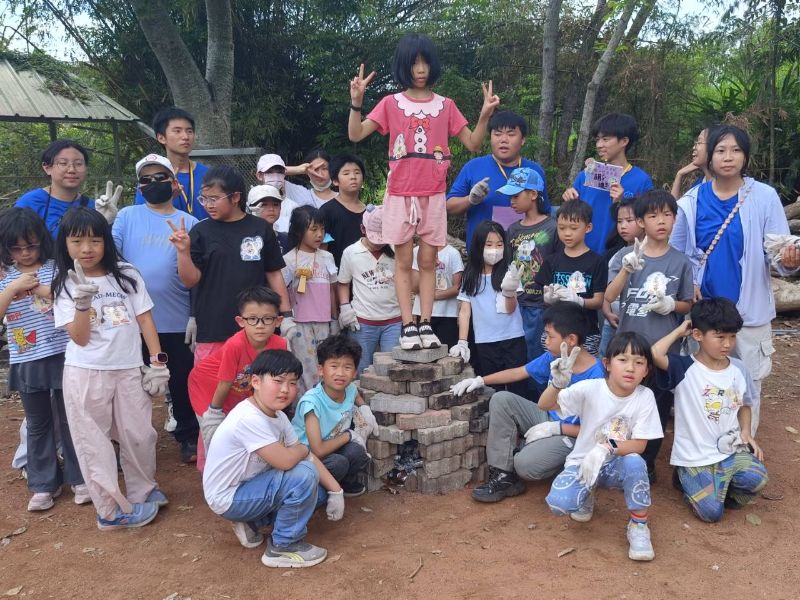 學童分組合作控窯搭建，在實作中感受團隊合作精神。