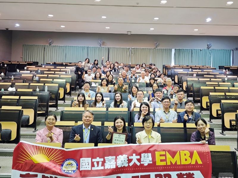 圖：EMBA校友、三軍總醫院吳雪紅護理長暢談「從手術室管理談領導的溫度與決斷」，會後與全體師生開心合影留念。（照片由管理學院EMBA提供）