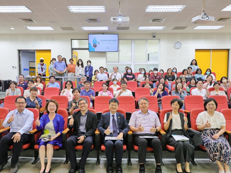 曾新元副司長與嘉大師長會後合影留念，共同關注臺灣高教未來發展。