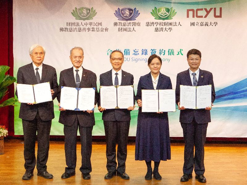 嘉大與慈濟大學、慈濟醫療財團法人及慈濟基金會簽署合作備忘錄合影。(由左至右教育志業王本榮執行長、慈濟醫療財團法人林俊龍執行長、慈濟基金會顏博文執行長、慈濟大學劉怡均校長及林翰謙校長)(照片由慈濟大學提供)
