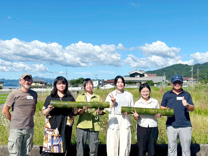 NCYU Department of Visual Arts faculty and students posed after making bamboo lanterns at the Ehime Art Exhibition in Japan.