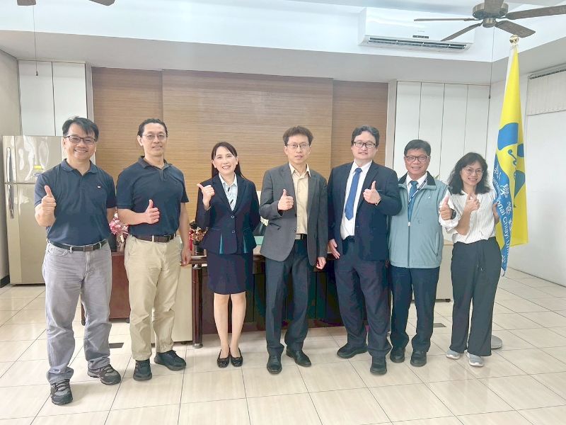 圖：嘉大管理學院李永琮院長（中）、資訊管理學系李彥賢主任（左二）、企業管理學系蔡佳翰主任（左一）等師長與板信商銀主管合影。（照片由資訊管理學系提供）