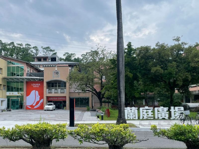 路易莎進駐蘭庭廣場提升校園生活機能。