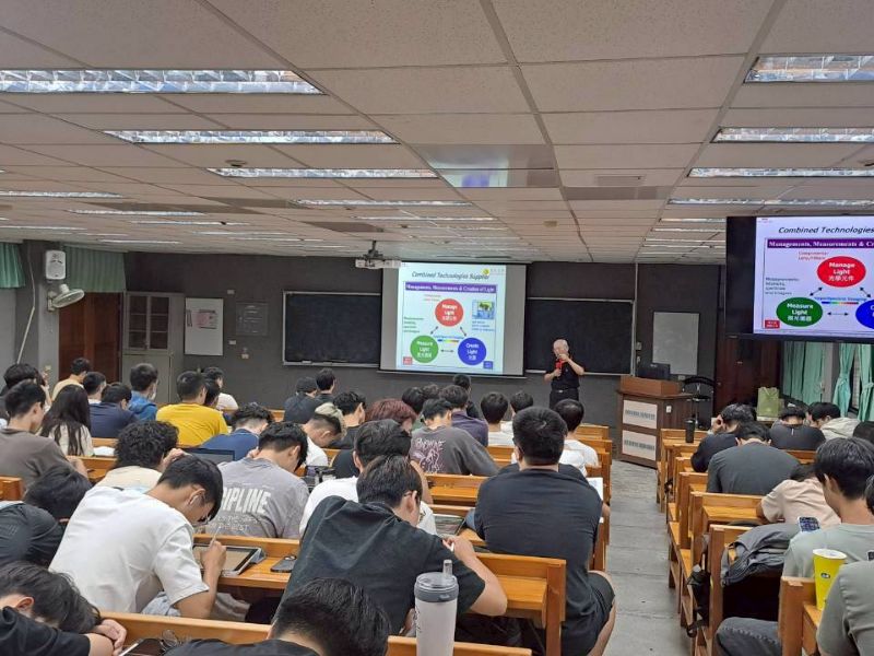 機械系114年10月8日辦理[專題演講]邀請業界專家：五鈴光學股份有限公司董事長郝祖德，演講講題：高光譜影像檢測技術在顯示照明、機器視覺及生物醫學的應用。