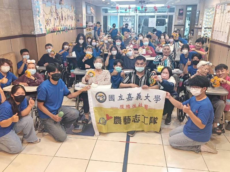 圖：嘉義大學農藝志工與瑞泰護理之家長輩合影。（照片由指導老師侯金日教授提供）