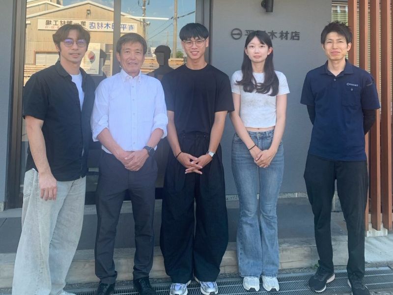 木設系洪克昌老師(左1)、黃致傑同學(中)、田雨婷同學(右2)與平田木材店社長(左2)合影