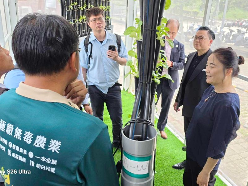 圖：台塑企業能源轉型團隊參觀嘉大垂直式溫室滴灌水循環與綠氫農業整合應用技術。（照片由邱秀貞副教授提供）