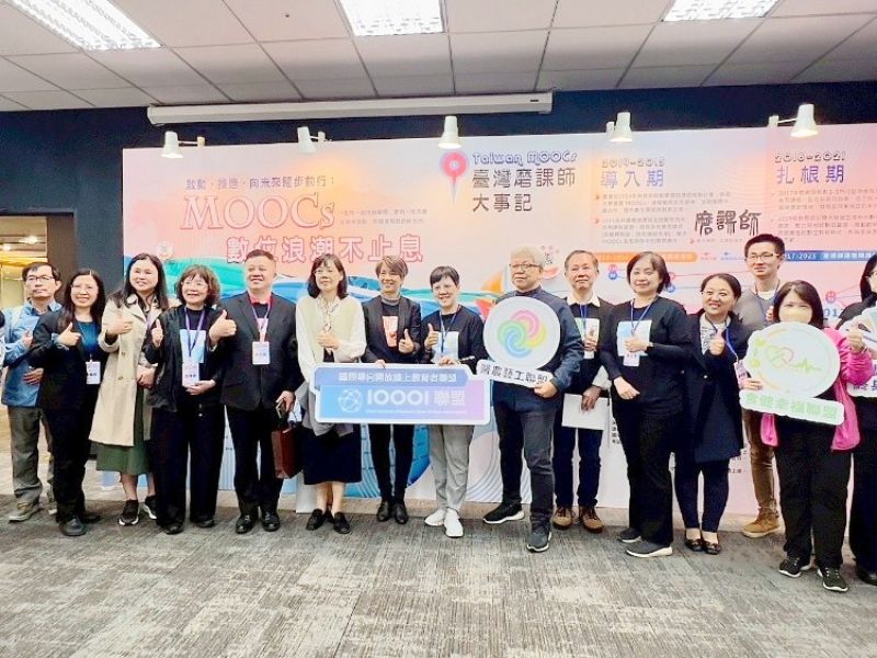 圖：教育部資訊及科技教育司林燕珍高級管理師（左八）與數位深耕計畫黃育綸計畫主持人（左九）及黃朝曦子計畫主持人（左七）帶領各聯盟於展場合影。（照片由教務處提供）