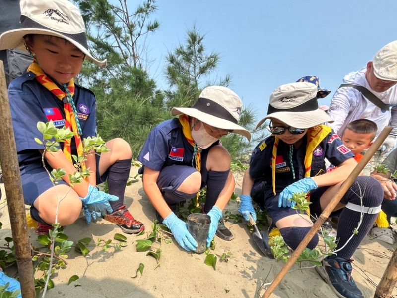 在師長陪伴下，學童親手種下蔓荊苗木，從體驗中學習珍惜海岸生態資源。