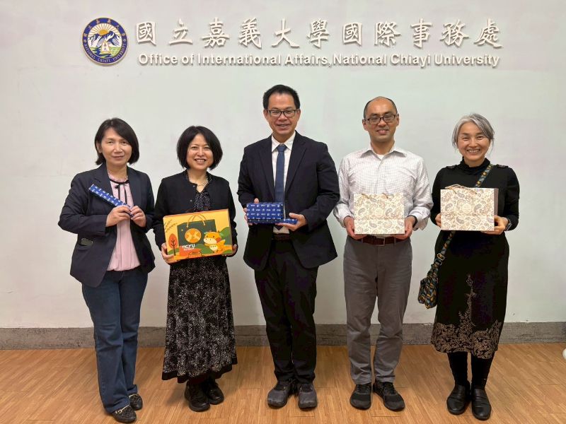 長崎大學國際處及多文化社會學部師長訪團訪問國際處並合影。