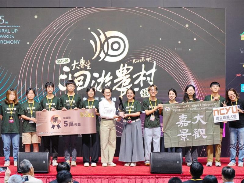 嘉大景觀系學生進駐瑞里遇百年強颱  製多國語防災卡應變獲獎肯定