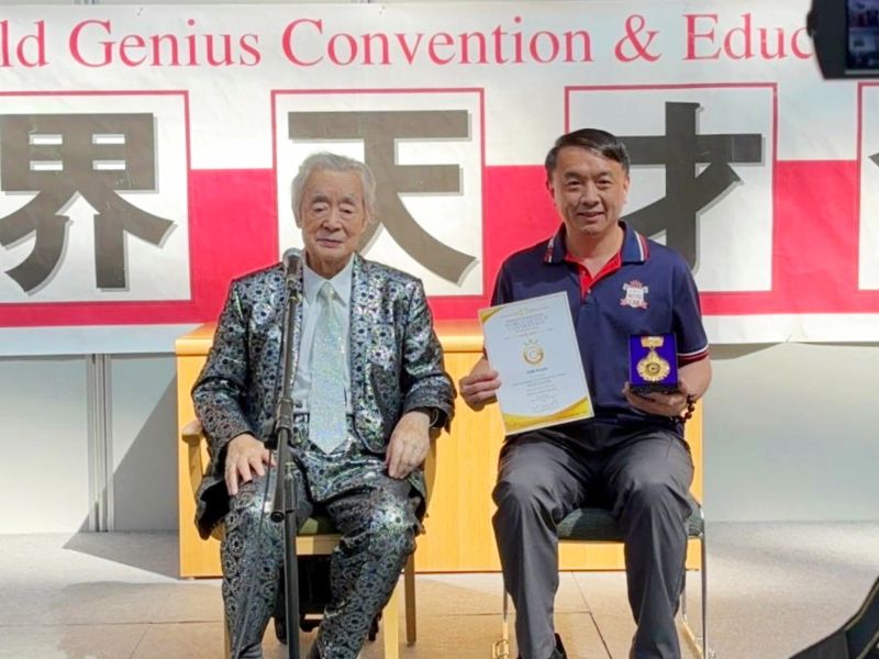 Nakamatsu Yoshiro (left), Chairman of the Japan Institute of Invention and Innovation, presented the Gold Award to Prof. Chen Cheng-Nan of NCYU.