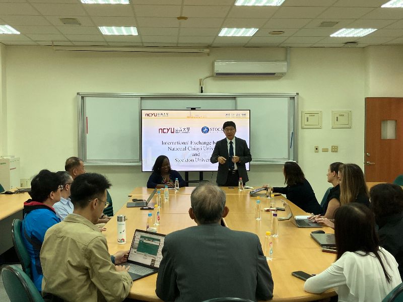 Stockton University教育學院Kimberly Dickerson院長與本校師範學院陳明聰院長共同主持Innovative Teacher Training and School Education Symposium研討會開幕式