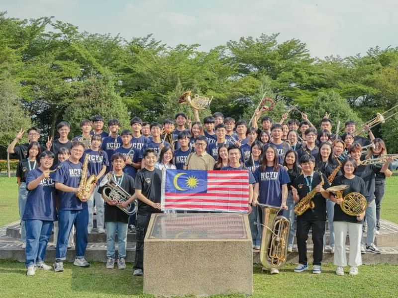 嘉義大學音樂系與拉曼大學ＵＴＡＲ管樂團合影。(照片由林士偉老師提供)