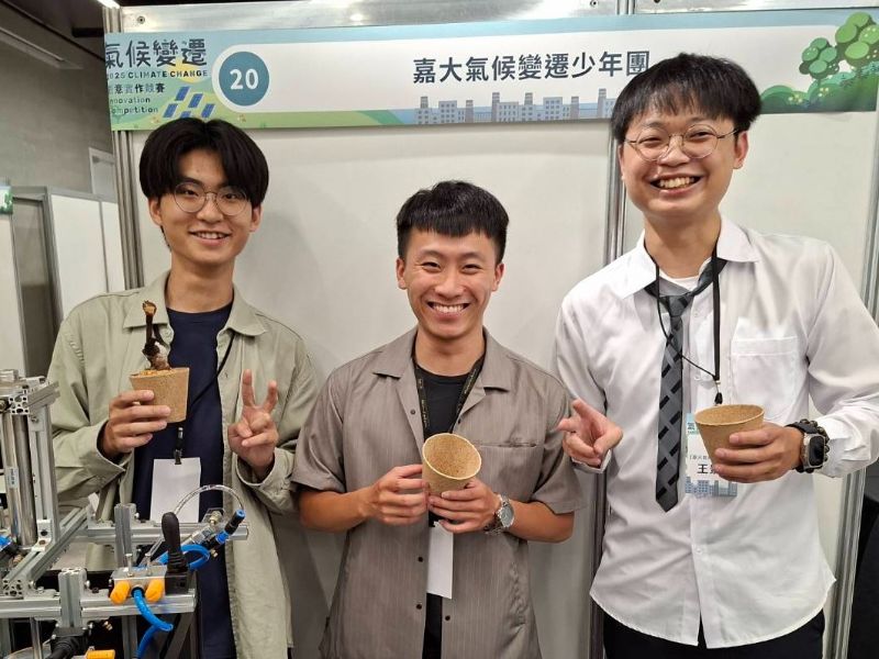 機械與能源工程學系翁永進老師指導學生參與教育部第十屆2025氣候變遷創意實作競賽 榮獲農業部特別獎 (獲頒獎金2.5萬元)。