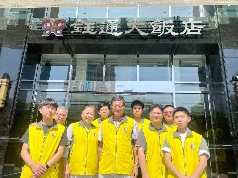 圖1:嘉義大學節能服務團隊由環境保護及安全管理中心邱秀貞主任(前排左2)、機械與能源工程學系張烔堡特聘教授(前排中)帶隊至鈺通大飯店進行節能診斷服務。(照片由邱秀貞主任提供)
