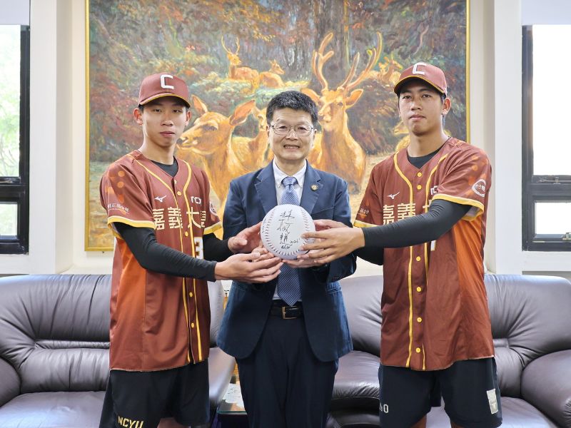 嘉大之光！中職選秀傳捷報 林翰謙校長勉勵李崧睿、顏承恩發光發熱