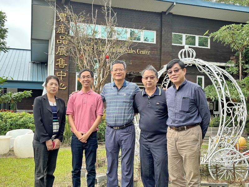 嘉大動科系教授陳國隆(中)李越勝博士(左二)應化系教授古國隆(右一) 微藥系教授朱紀實(右二)副教授謝佳雯(左一)榮獲第21屆國家新創獎-學研新創獎。 圖/嘉大提供