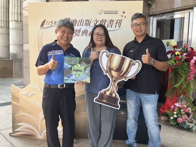 屏東保力溪生態繪本獲獎！ 《泳往向上！》訴說洄游生命史
