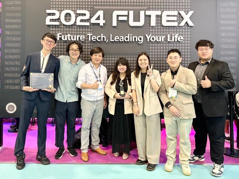 Photo 1: NCYU Assistant Professor Bao-Hong Lee (third from left) and Associate Professor Wei-Hsuan Hsu of National Cheng Kung University, along with their research teams, received the 2024 Future Tech Award from Taiwan’s National Science and Technology Council for their collaborative research on the functions of microbial EVs.