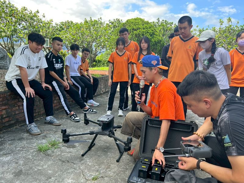 學生實地觀摩空拍機操作介面，了解樹木調查與航測應用。