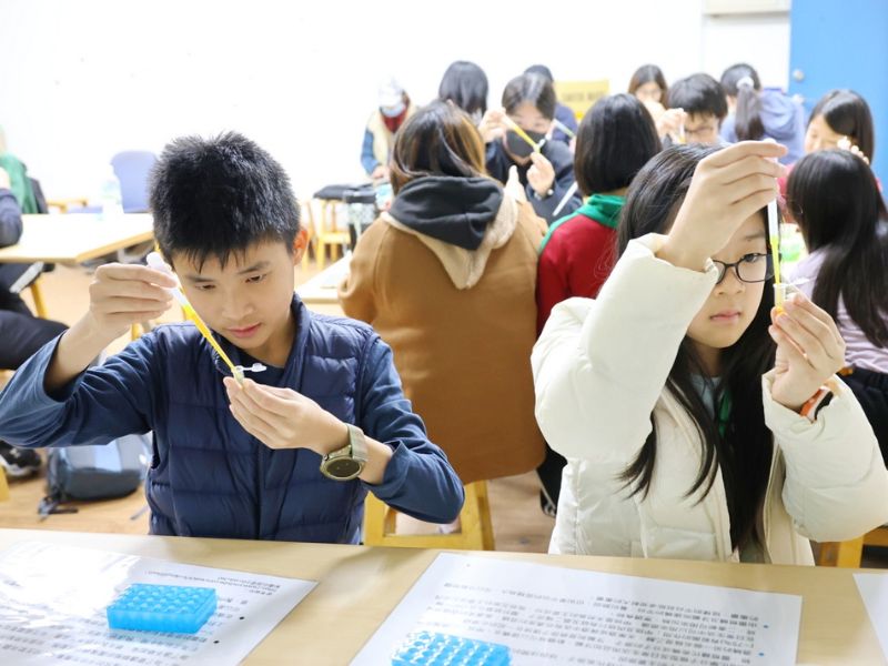 圖：營隊學生以滴管吸取各色植物染進行構圖作畫。（照片由秘書室公關組拍攝）