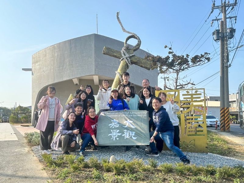 嘉大景觀學系師生進駐好美社區完成美景觀綠美化。(照片由景觀系提供)