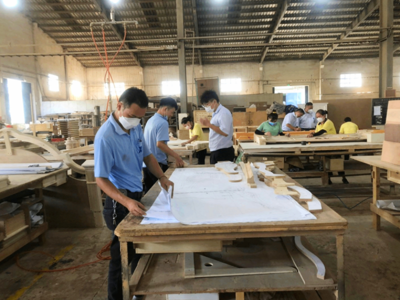 嘉大木設系劉千瑜同學學習工廠端量化生產設備的運作流程提升未來就業快速接軌。(照片由木設系劉同學提供)