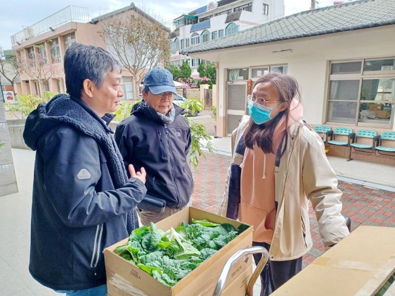 嘉大農業生物科技學系王文德主任向安仁育幼院同仁解說雞羽毛有機肥栽種蔬菜類成果。