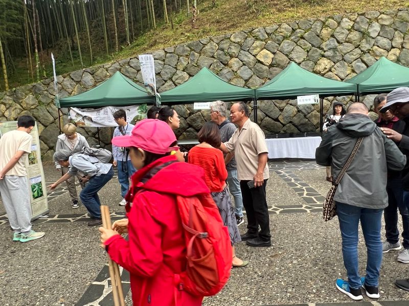 圖2:嘉大森林學系學生於雲林石壁竹林展區為到訪遊客解說。(照片由何教授提供)