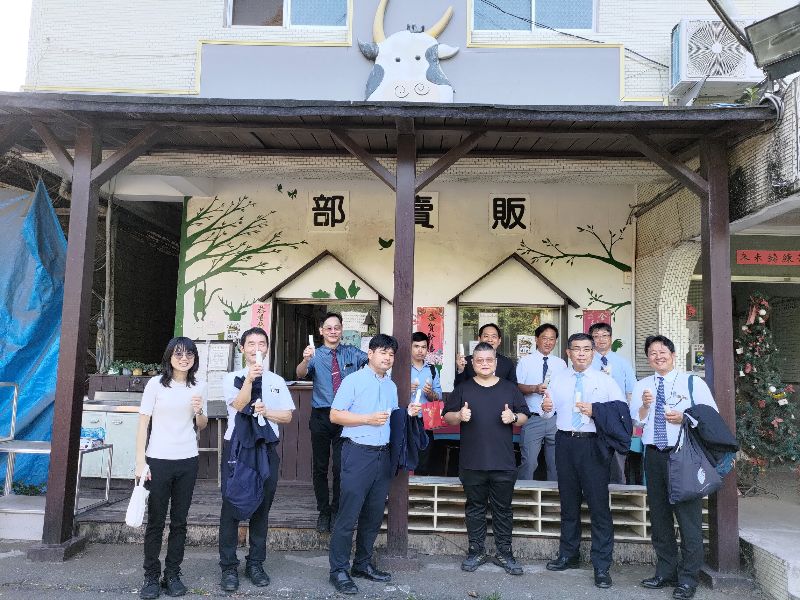 日本貴賓參觀嘉大動物試驗場並品嚐冰品。(照片由農學院助理提供)