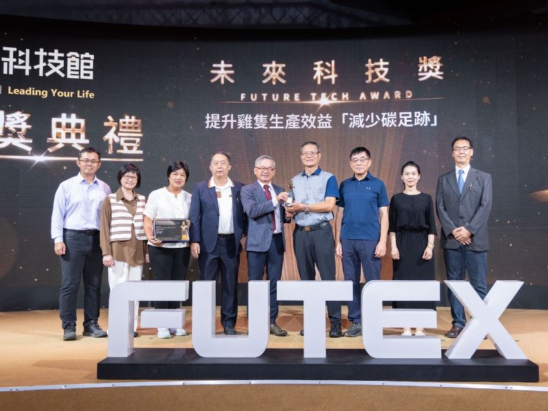 圖1：嘉義大學陳國隆教授（右四）、古國隆教授（右三）、翁博群教授（右一）、朱紀實教授（左四）、魏佳俐副教授（左二）等研究團隊榮獲2025「未來科技獎」，由國科會主委吳誠文（中）親自頒獎。（照片由謝佳雯副教授提供）