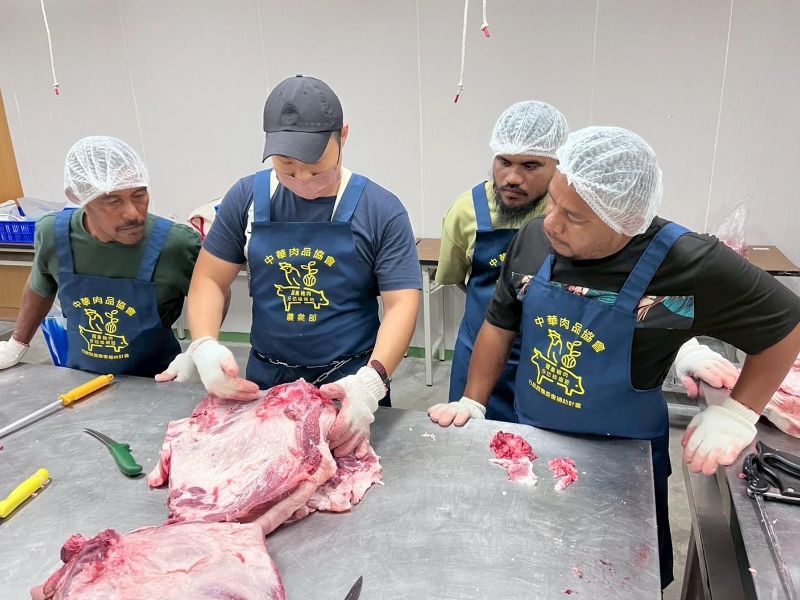 圖3:「初心者肉舖」負責人張陳榮先生指導馬紹爾專業技術人員進行屠體分切作業。(照片由陳老師提供)