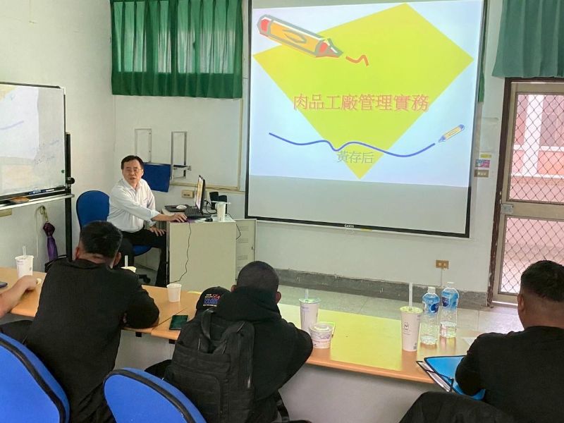 圖2:中華肉品協會黃存后理事長分享「豬隻分切管理實務」。(照片由陳老師提供)