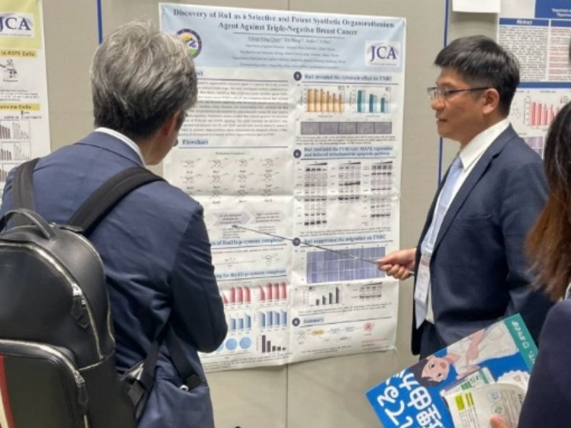 應用化學系學生於第85屆日本癌症協會（JCA）年會發表3篇研究成果，透過英文壁報解說與現場交流，累積國際學術發表經驗。(2)
