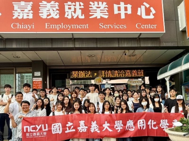 參訪師生於中心門口合影。