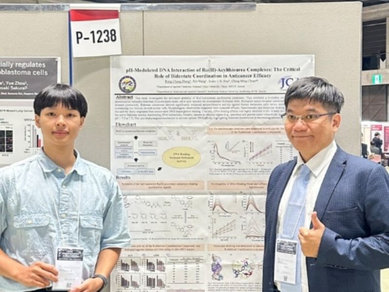 應用化學系學生於第85屆日本癌症協會（JCA）年會發表3篇研究成果，透過英文壁報解說與現場交流，累積國際學術發表經驗。(2)