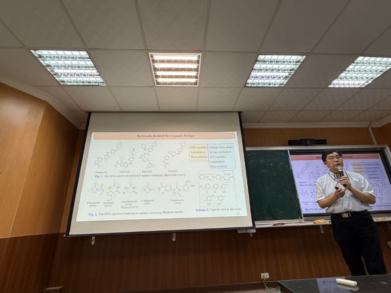 高雄醫學大學許智能教授於分享釕金屬錯合物相關研究。