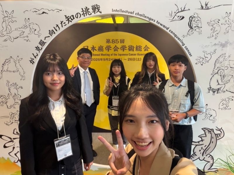 嘉大應化系簡啓民老師與5名參與學生於第85屆日本癌症協會（JCA）年會會場合影。