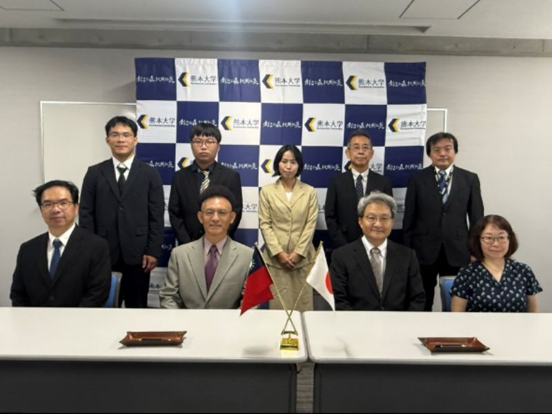 嘉大理工學院與日本熊本大學簽署碩、博士雙聯學位協議（第一排左一為應化系主任王梓帆)