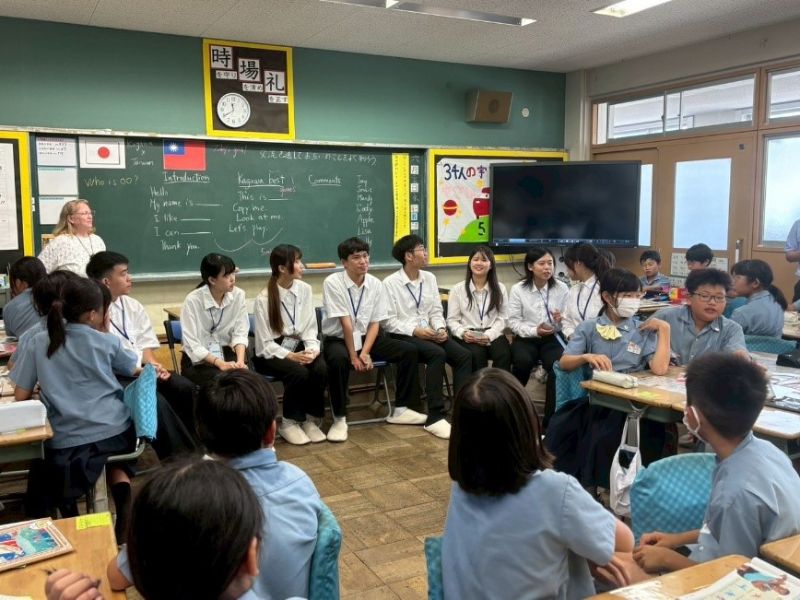 師院8位學生前往日本香川大學附屬高松小學，進行教學實習與學術交流，親身體驗教授高年級學生英語課程，並深入了解日本小學的英語教學方式與課堂運作模式