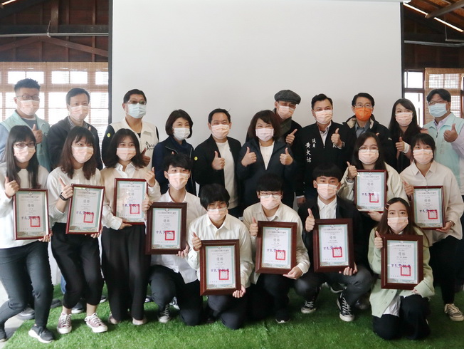 A group photo of the ten scholarship-winning students from the NCYU Department of Landscape Architecture, Chiayi Mayor Huang Ming-Hui and honored guests.