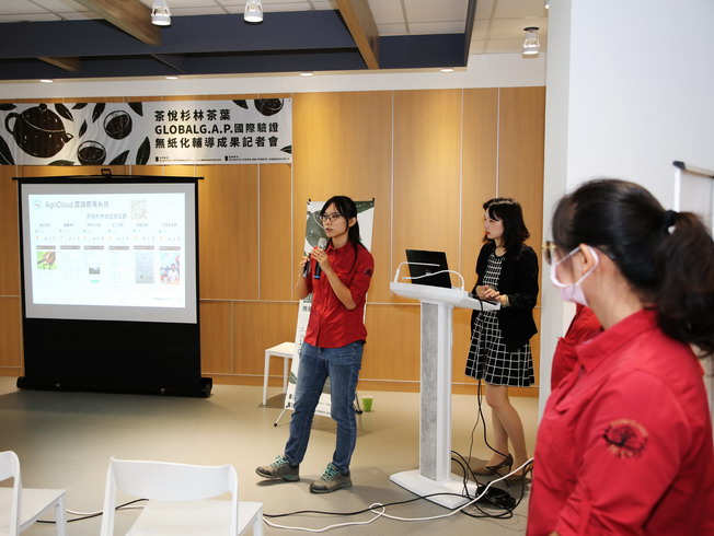 Sun Pei-Chin, Manager of Lenong Agricultural Services Ltd., briefed on the GLOBALG.A.P. certification.
