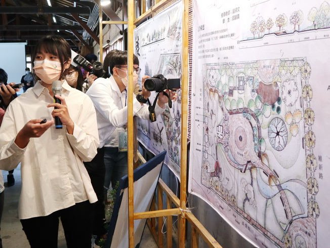 Qiu Yun-Zhen, a second-year student of the NCYU Department of Landscape Architecture, explained the concept behind the park design.
