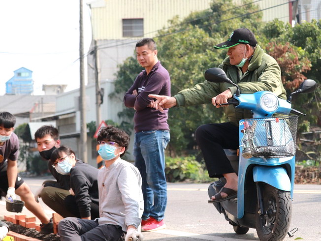 The local residents often stopped by and interacted with the students during the greening period. 