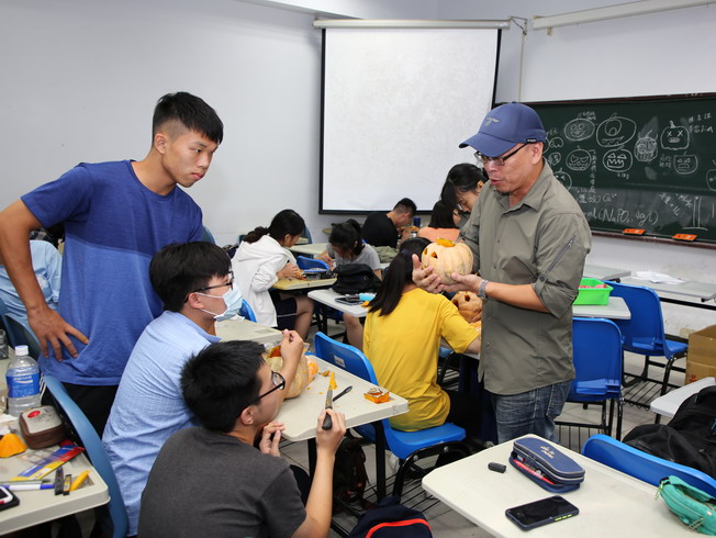 Pai-Tsang Chang, associate professor of the NCYU Department of Horticultural Science, taught how to make jack-o’-lanterns.