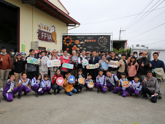 A group photo of Lin Chang-Li, Deputy Director of the Soil and Water Conservation Bureau, and the visitors