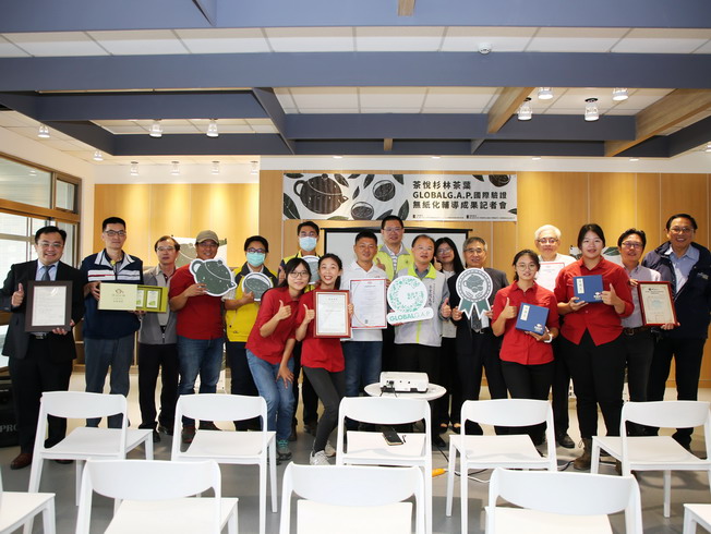  A group photo of NYUST President Yang Neng-Shu (sixth from right), Tsung-Chen Su (eighth from right), Director of the Tea Research and Extension Station, Council of Agriculture, Executive Yuan, and honored guests